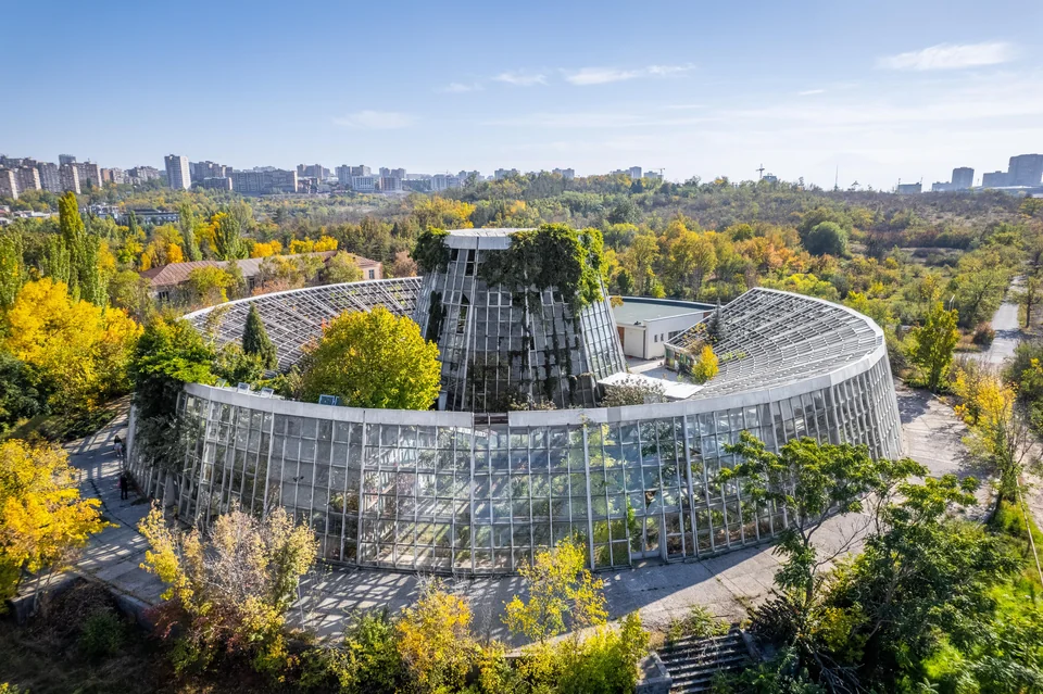 the-ecoepicenter-a-large-greenhouse-at-the-yerevan-v0-j5fe74fygq4c1